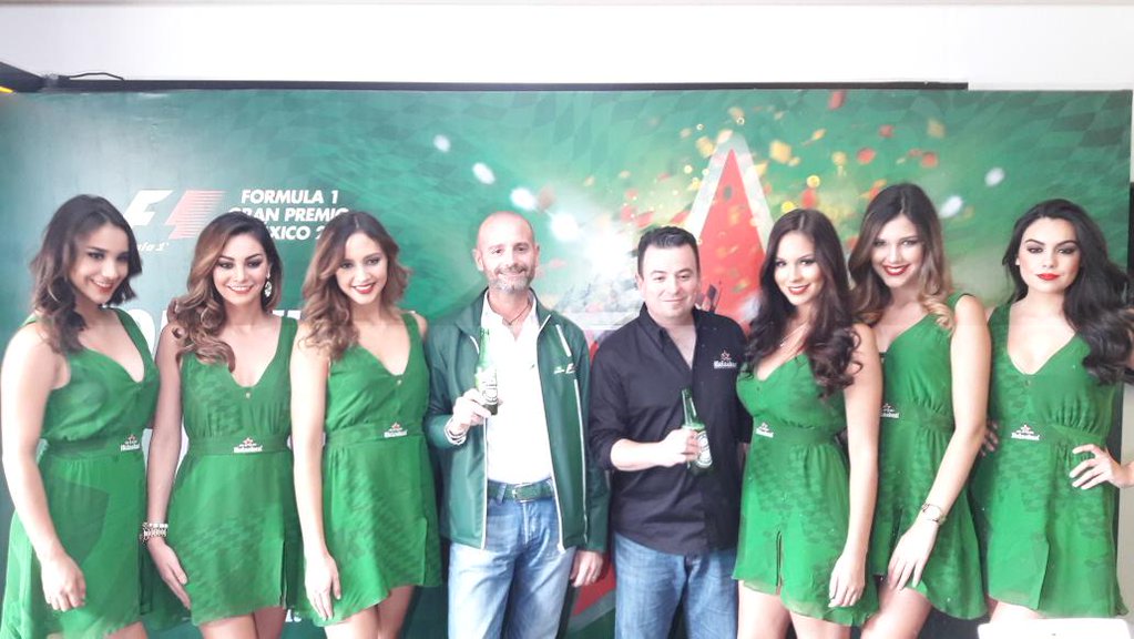 Gianluca Di Tondo (izq) con las Grid Girls del Gran Premio de México