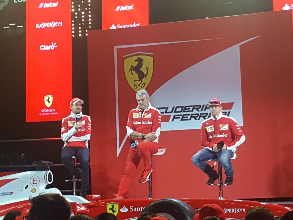 Los pilotos de Ferrari fueron cobijados por su afición