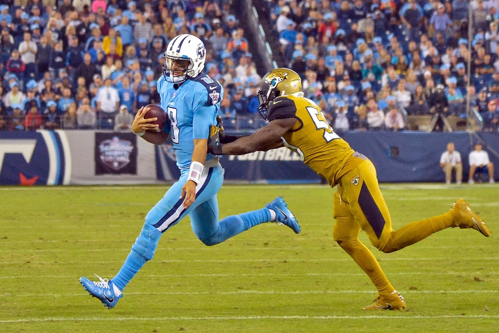 Marcus Mariota escapa de un jugador de Jacksonville