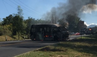 Normalistas queman un vehículo en Michoacán.