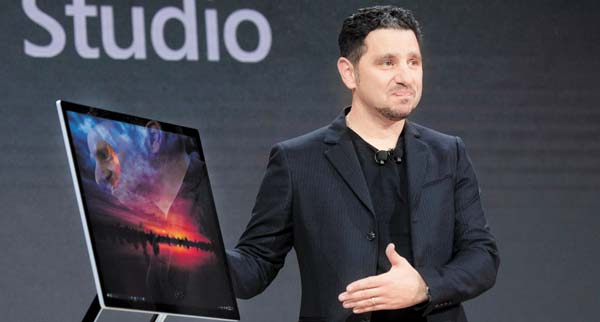 Panos Panay, directivo de la firma, presenta en Nueva York la pantalla LCD táctil de 28 pulgadas y 13.5 millones de pixeles.