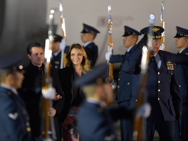 El presidente Enrique Peña Nieto y su esposa, Angélica Rivera, llegaron a Colombia donde participarán en la Cumbre Iberoamericana. 