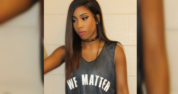 Sevyn Streeter con la playera que no le dejaron mostrar en el himno de Estados Unidos