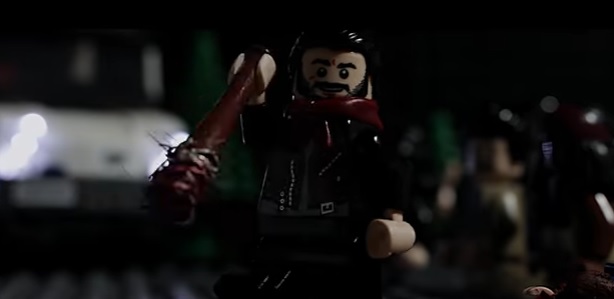 El primer episodio de la séptima temporada fue replicado con Legos. 