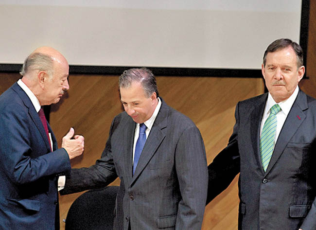 Entrega del reconocimiento Tlacaélel a la Consultoría Económica. 