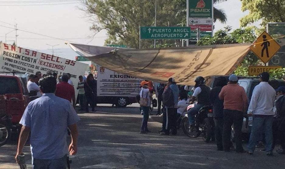 Los médicos bloquearon el acceso principal del aeropuerto.