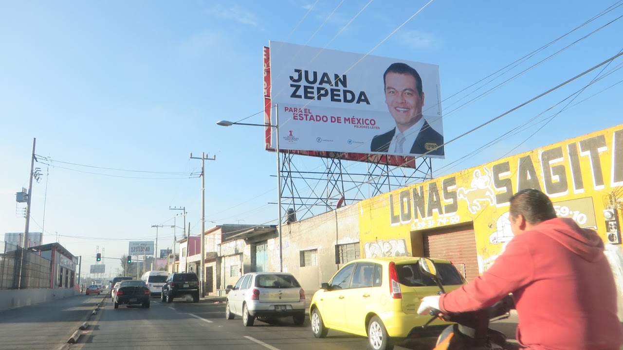 Sobre la avenida Central y la carretera libre México-Pachuca.