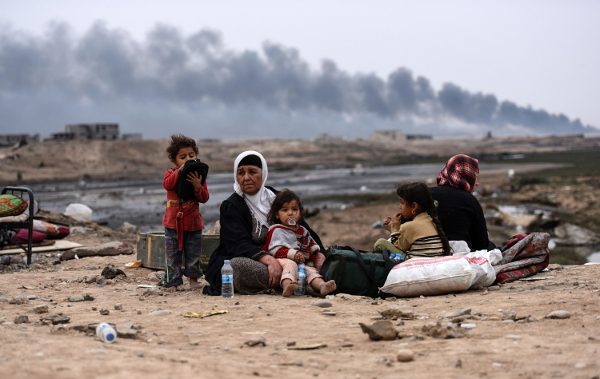 Una familia desplazada por lo enfrentamientos en Mosul contra el Estado Islámico.