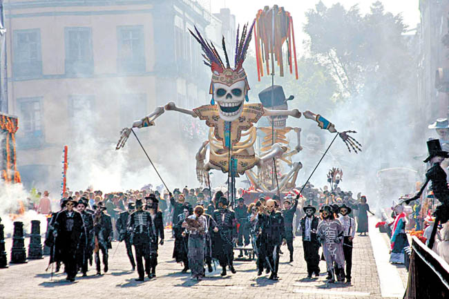 El desfile de hoy al Zócalo inspirado en James Bond. 