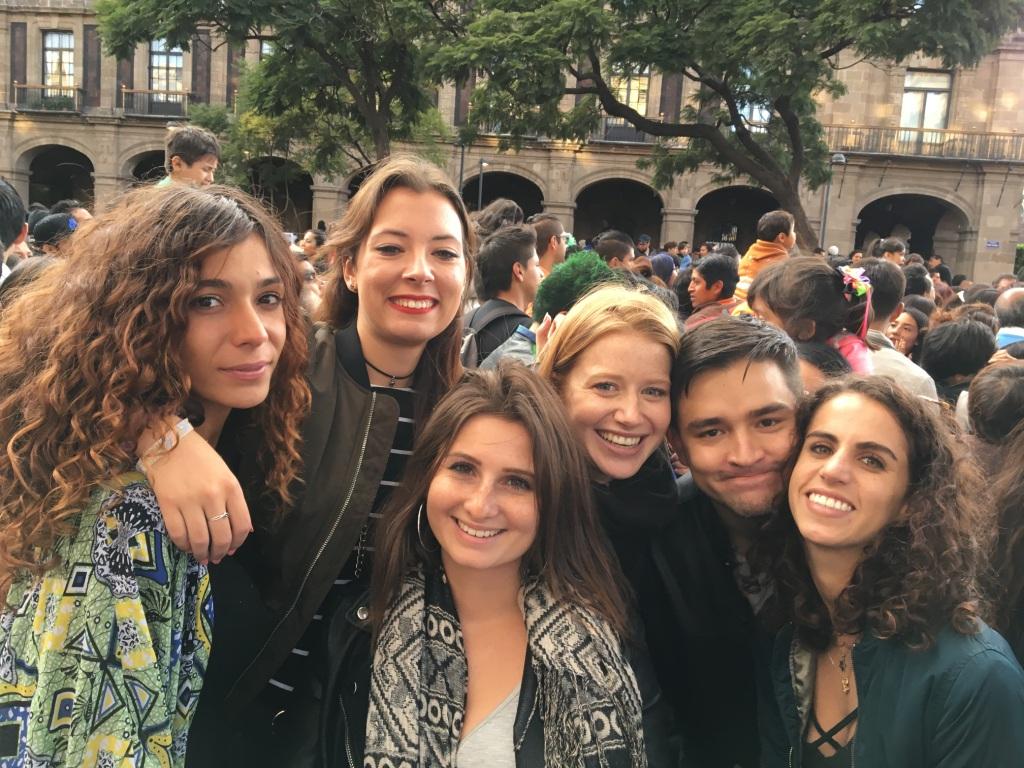 El grupo de franceses que observó el Desfile de la Ciudad de México; cinco amigas, cuatro de Francia y una de Marruecos que están de intercambio por s