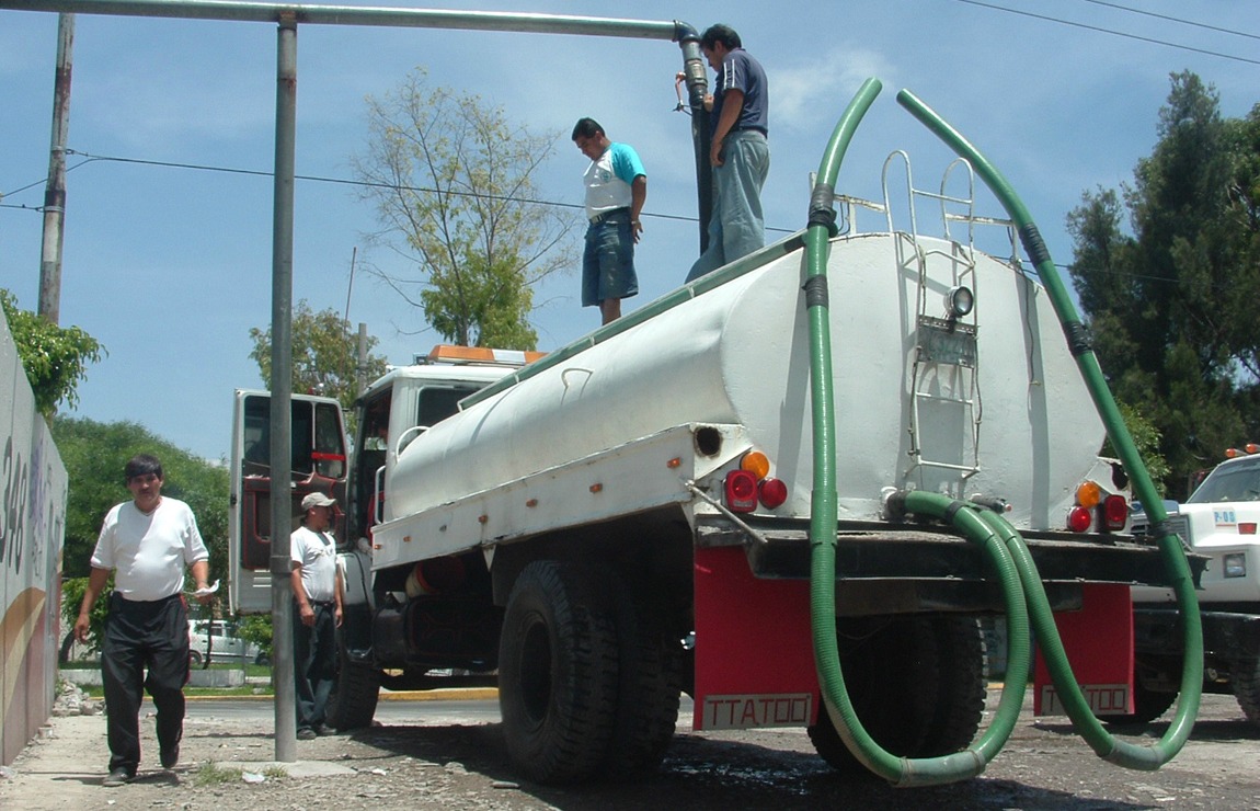 Vecinos resienten baja presión en el suministro del agua - Grupo Milenio