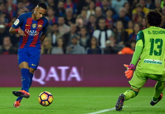 Neymar remata a la puerta defendida por Guillermo Ochoa