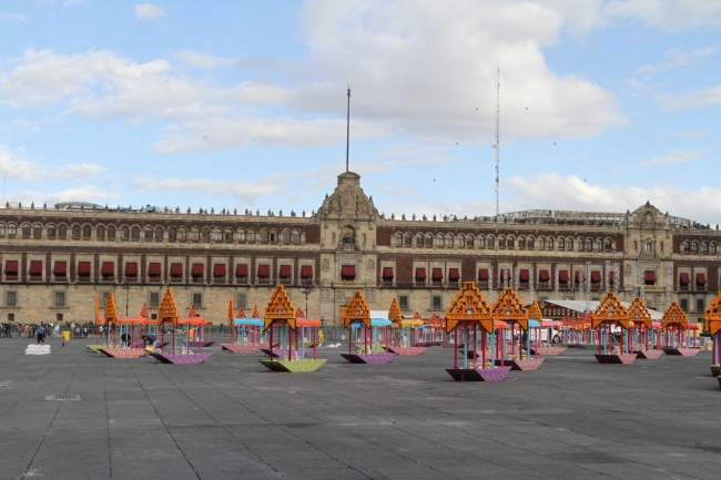Las trajineras contienen distintas frases, pero todas forradas de papel con dibujos de flores y otras hechas en papel amarillo