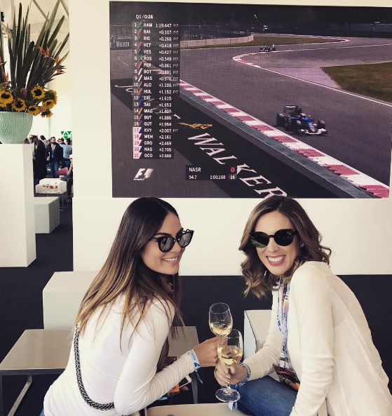 Ximena Navarrete y Jacqueline Bracamontes en la Fórmula 1. 