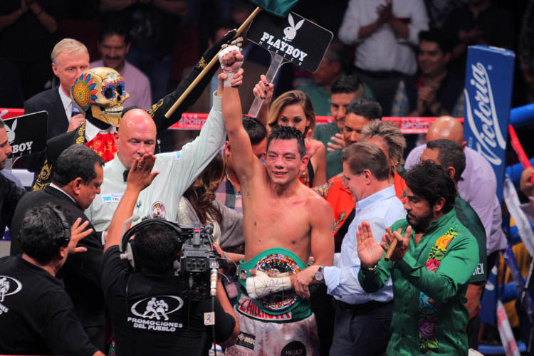 Cristian Mijares retuvo exitosamente su campeonato plata CMB peso pluma, en la contienda estelar de la función "Por la Dignidad de Gómez Palacio" .