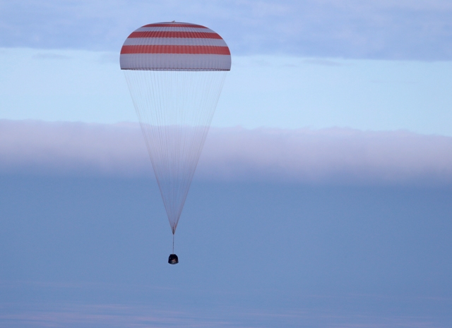 Gracias a que la nave aterrizó verticalmente, la extracción de los tres astronautas fue rápida.