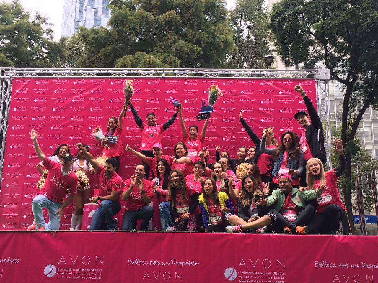 Grada de ganadoras de la Cruzada Avon Contra el Cáncer de Mama
