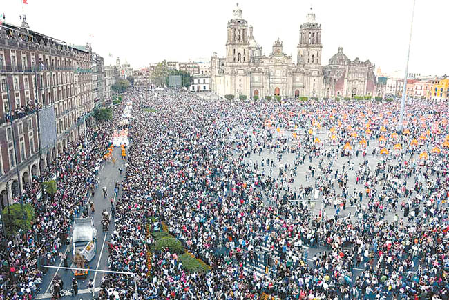 Llegada de artistas, danzantes y ciudadanos a la Plaza de la Constitución. 