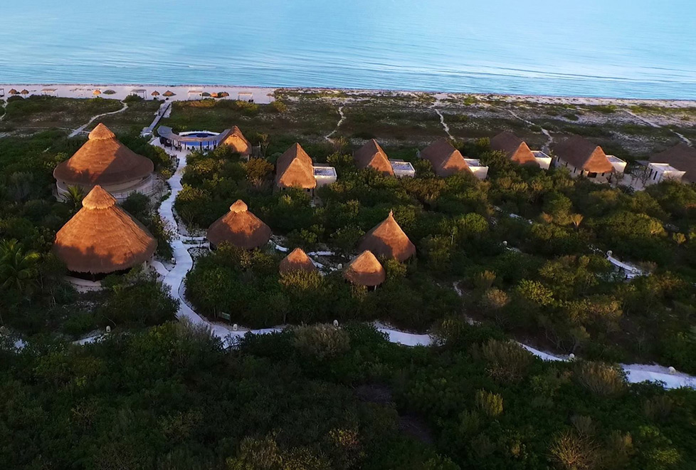 A solo 90 minutos de Mérida, Xixim es un hotel autosustentable que te garantiza relajación total y múltiples paisajes naturales.