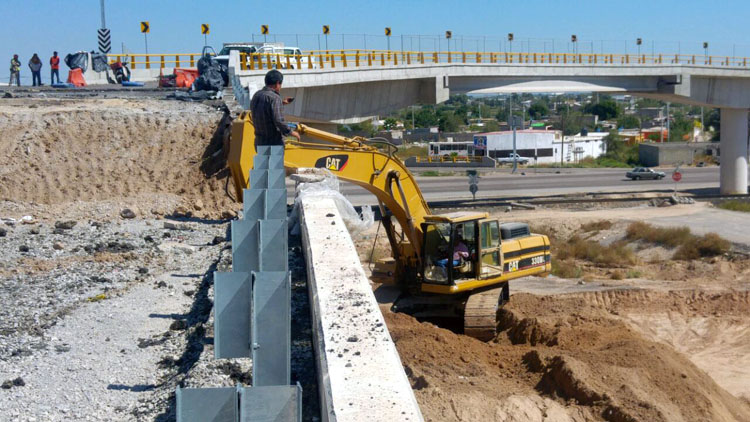 Se repararon tuberías dañadas por la construcción en el puente La Torreña.