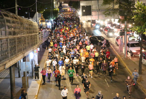 Zombis, catrinas, monstruos y calaveras invadieron calles de la delegación Venustiano Carranza, en la Carrera Noctura VenuZombi 7K.