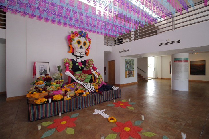 El altar de muertos del TIM de Torreón, está dedicado a Isauro Martínez, empresario y promotor de espectáculos zacatecano.