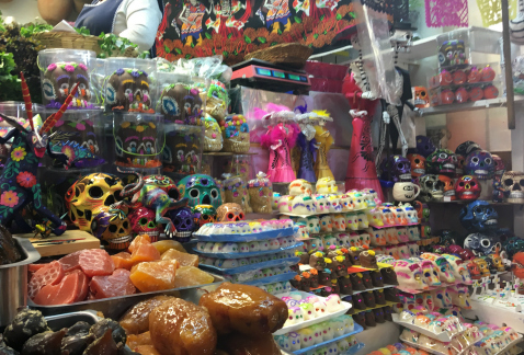 Calaveritas de azúcar y de chocolate, dulces, veladoras, fruta, son algunos de los elementos que debe llevar la ofrenda de Día de Muertos, 