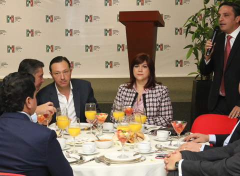 En el encuentro estuvieron presentes munícipes y los coordinadores de los diputados federales y locales.