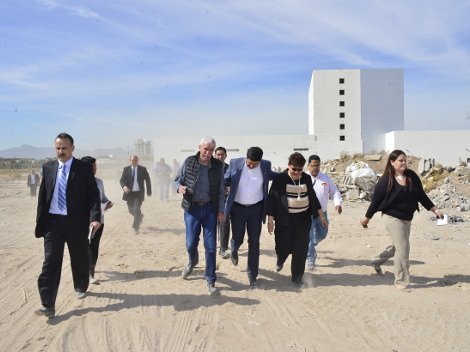 El gobernador de Chihuahua, Javier Corral, realizó un recorrido por las obras que quedaron inconclusas en el gigantesco terreno del Hipódromo y Galgód