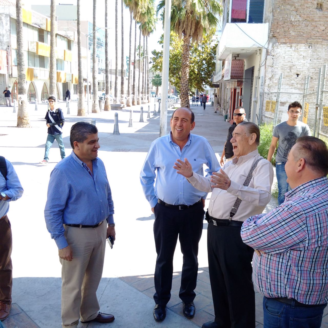 Gobernador y alcalde recorren construcción del Teleférico.