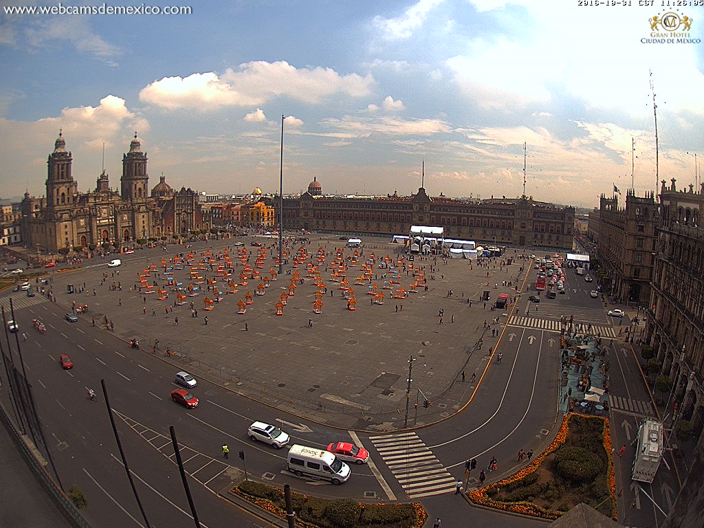 La vigilancia en el Zócalo, con motivo de Día de Muertos, se reforzó con una plataforma de vigilancia contigua a la Plaza de la Constitución.