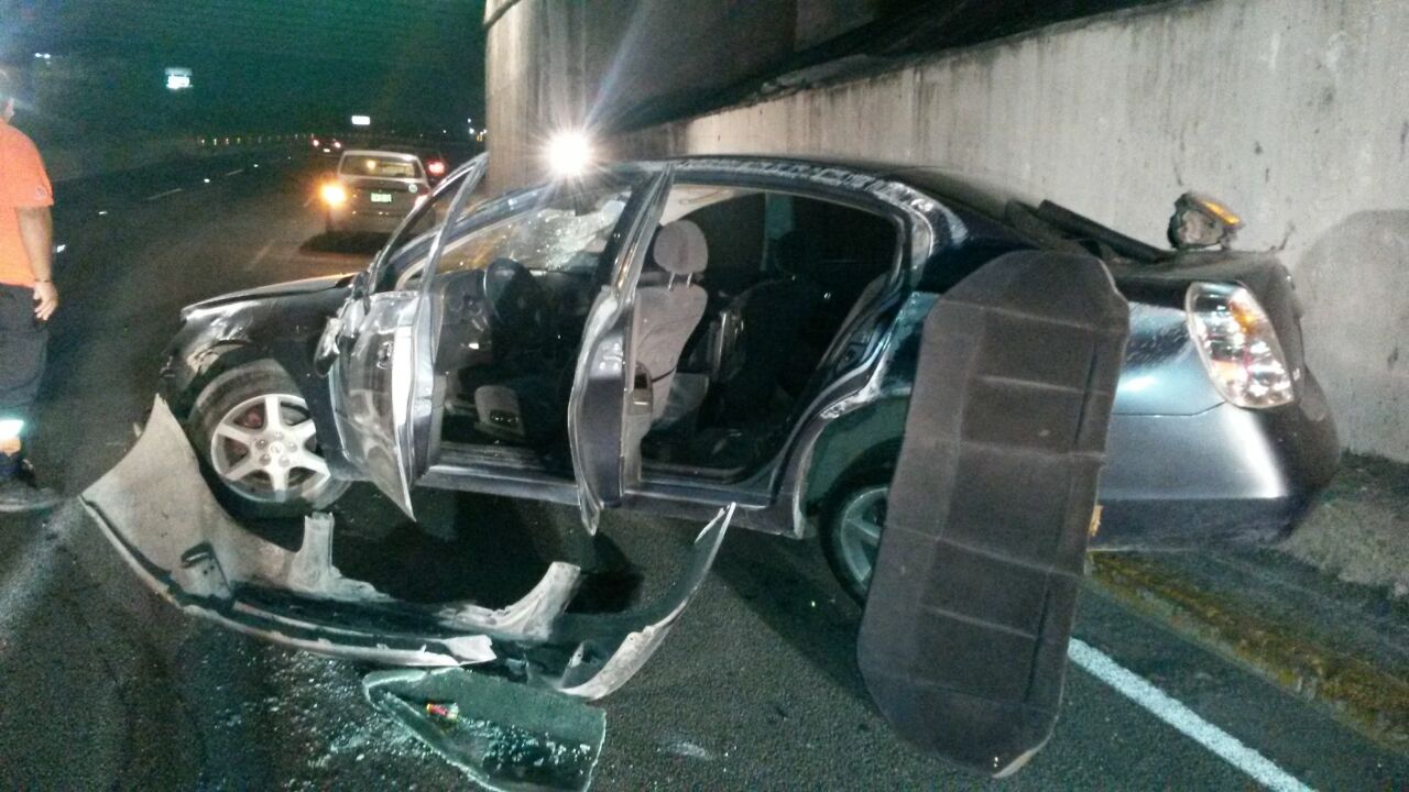 El accidente ocurrió sobre los carriles exprés de la avenida Morones Prieto, a la altura de la calle Azteca. 