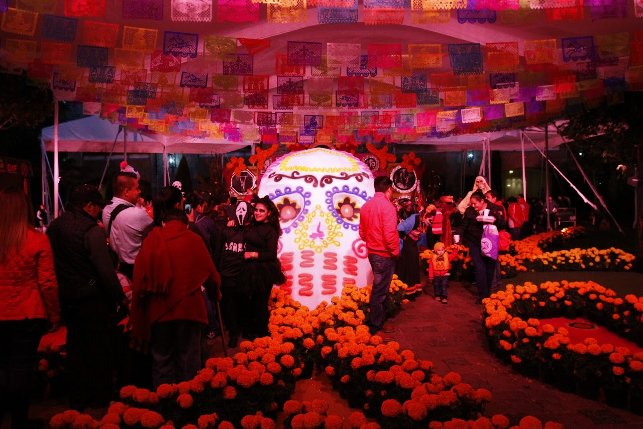 Fue adornada con flores de cempasúchil, veladoras, fruta, comida y dulces.