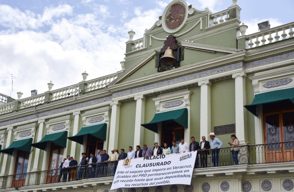 Alcaldes de diferentes partidos tomaron el Palacio de Gobierno desde hace 18 días.