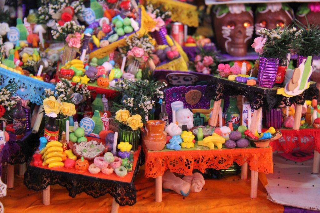Año con año, los mercados se llenan de calaveras de azúcar, de pan de muerto y de olor a cempasúchil. 