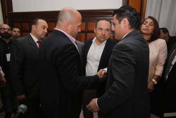 Aristóteles Sandoval y Enrique Alfaro se saludan durante la reunión en el palacio municipal tapatío.