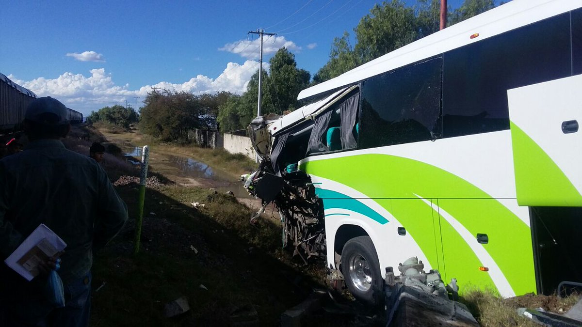 El autobús de pasajeros, que cubría la ruta Pachuca-Querétaro, fue impactado en la parte trasera.