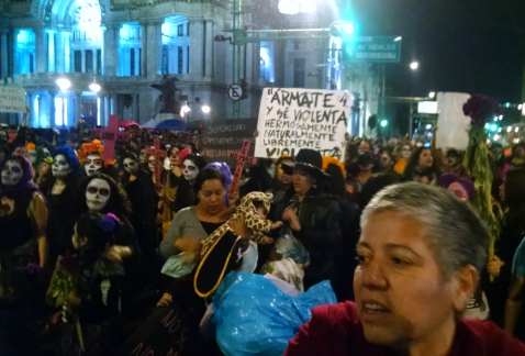 Catrinas marcharon del Zócalo al Hemiciclo a Juárez con la exigencia de que se ponga un alto a los feminicidios en el país.