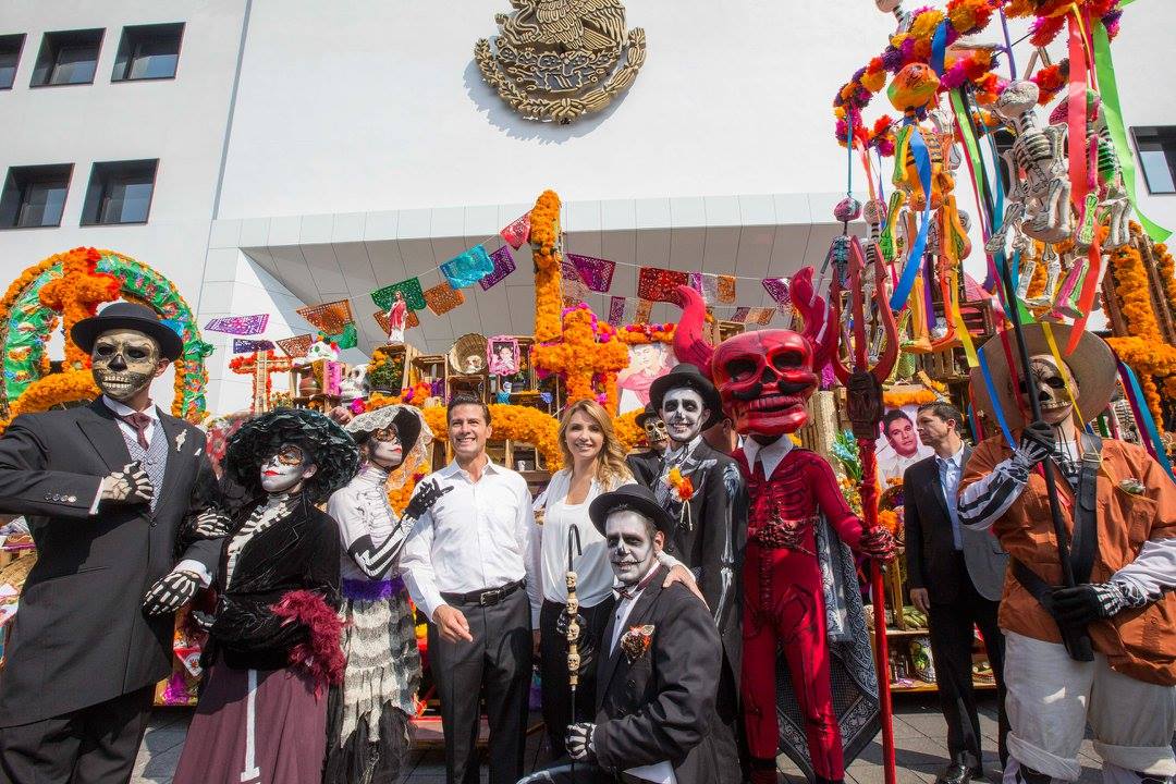 Catrinas y diablos se dieron cita en Los Pinos.