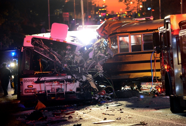 El choque de un autobús escolar en Baltimore provocó la muerte de seis personas.