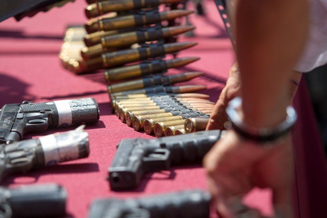 Los ciudadanos interesados en obtener una licencia para poseer armas deben demostrar a la Sedena que tienen un "modo honesto" de vivir. 