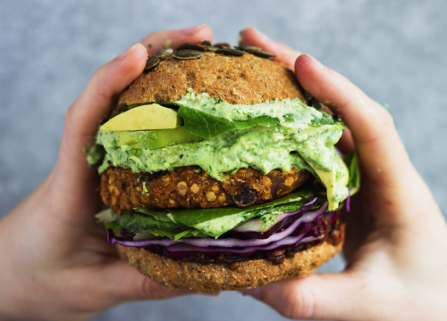 Una hamburguesa vegana suele estar hecha con diferentes granos para simular la carne. 