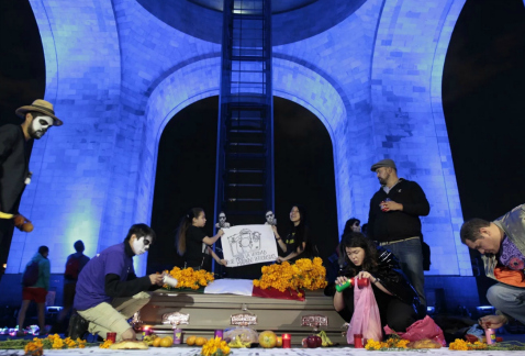 Integrantes de organizaciones marcharon en memoria de las víctimas de la violencia en el país, de la Plaza de las Tres Culturas al Monumento a la Revo