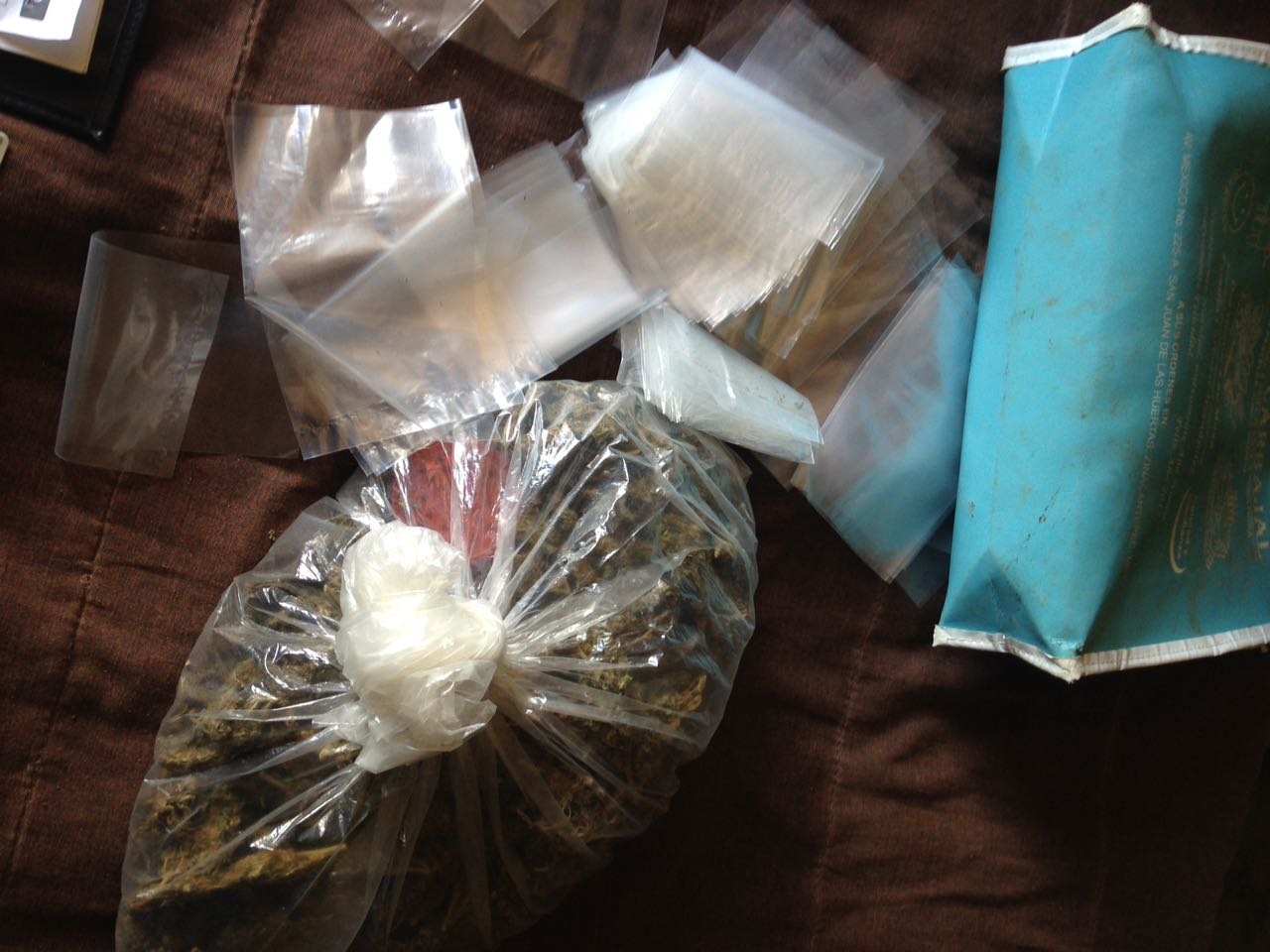 Llevaba cuatro bolsas con hierba verde con las características de la mariguana.