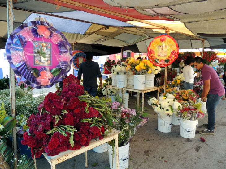 Desde la tarde del lunes, empezaron con la compra de flores para arreglar las tumbas de sus seres queridos.