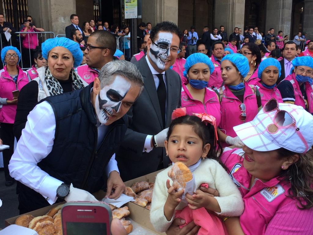 Con la mitad de la cara pintada, el jefe de Gobierno hizo entrega de 30 mil panes; mañana entregarán otros 30 mil de forma gratuita. 