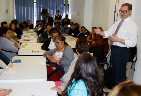 El secretario de Desarrollo Económico de la Ciudad de México, Salomón Chertorivski, se reunió con emprendedores.
