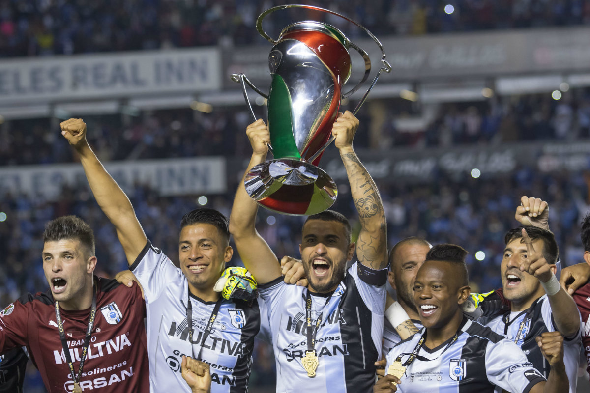 Ángel Sepúlveda, Miguel Martínez, Yerson Candelo y Neri Cardozo en festejo con el trofeo de la Copa MX