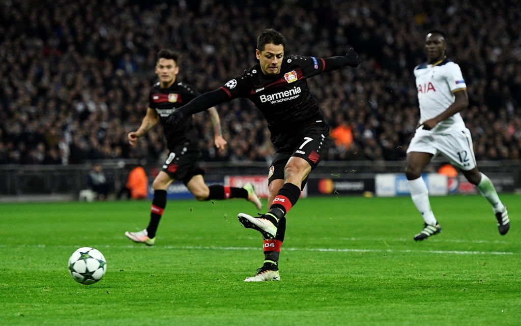 'Chicharito' no encontró el gol en duelo ante el Tottenham 
