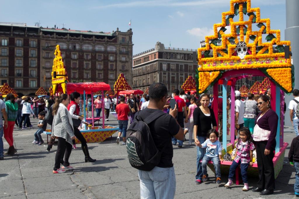La encargada de convertir el Zócalo en una ofrenda con 120 altares en forma de trajinera fue la artista mexicana Betsabeé Romero. 